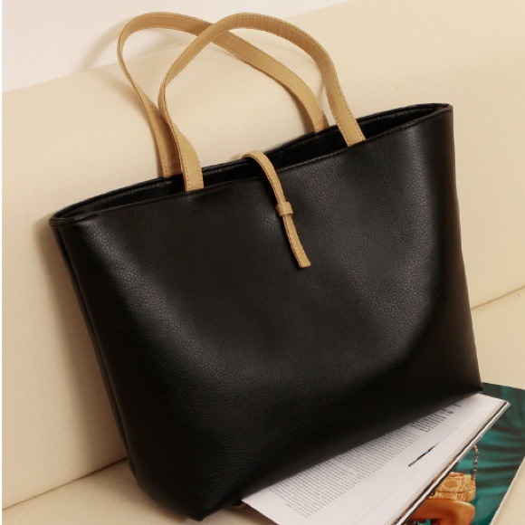 Black leather messenger bag. Shoulder bag.