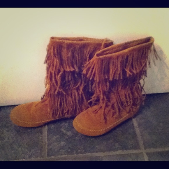 Cute fringe brown boots.! ❤