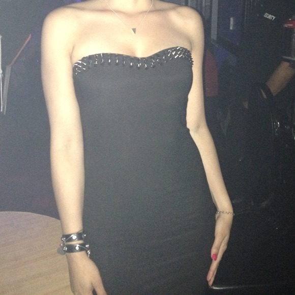 strapless black dress