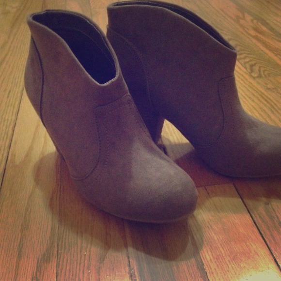 *keeping*NWOT Carlos suede booties