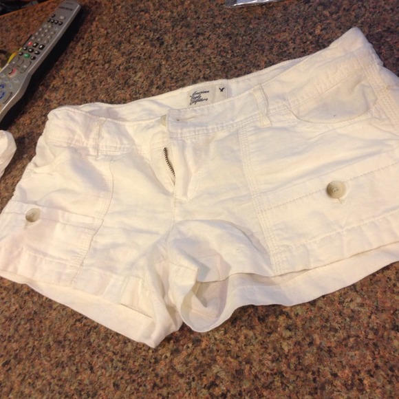 American Eagle white shorts! So cute!
