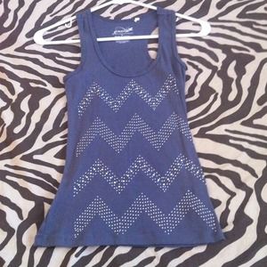 💕💕SOLD💕💕 Fitted dark gray zigzag tank