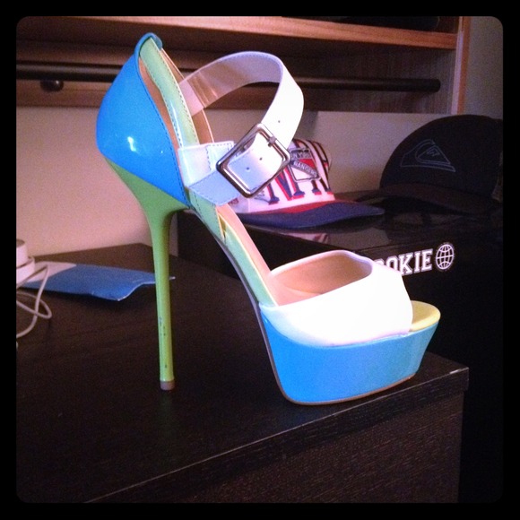 Neon pumps - Picture 1 of 4