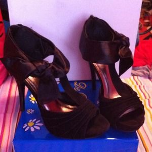 🚫SOLD🚫 Black T-Strap Heels