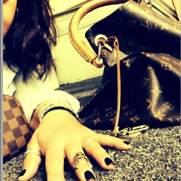 Louis Vuitton Artsy MM just sharing - Picture 2 of 3