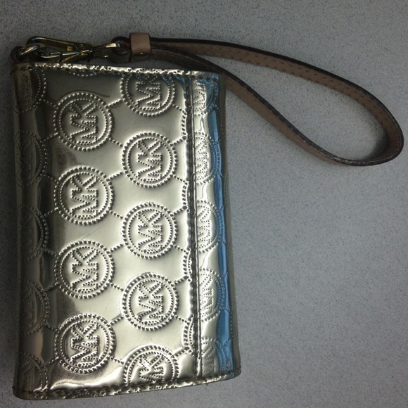 💗💗SOLD💗💗Michael Kors iPhone Wallet - Picture 4 of 4