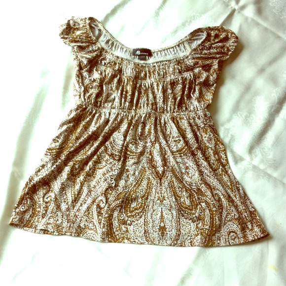 Super Cute, brown/white patterned top.