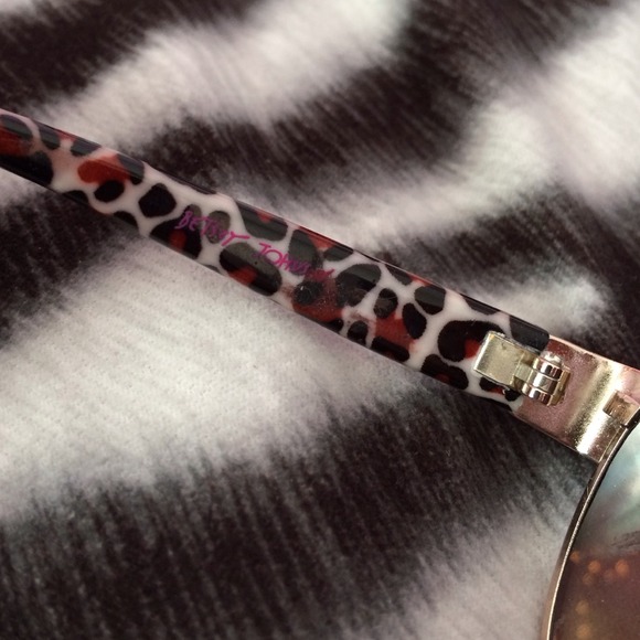 Authentic Betsey Johnson sunglasses - Picture 2 of 4