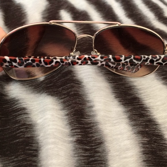 Authentic Betsey Johnson sunglasses - Picture 3 of 4