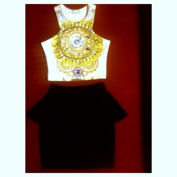 🔴Sold in bundle Jeweled crop top 💎