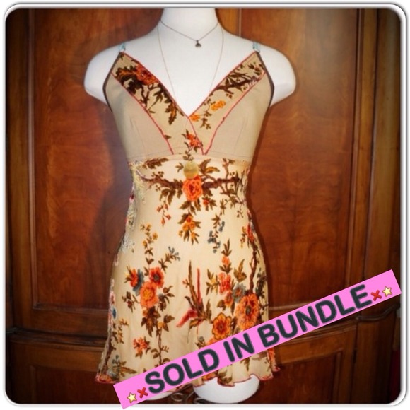 🚫sold in bundle🚫Beautiful Unique floral top