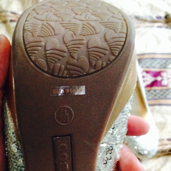 Gold Sequences Heel - Picture 4 of 4