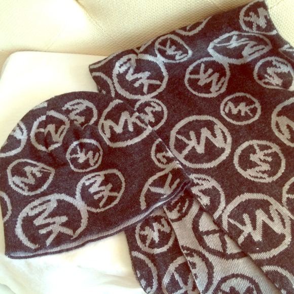 ❎❎SOLD❎❎Michael Kors Scarf/Hat Set