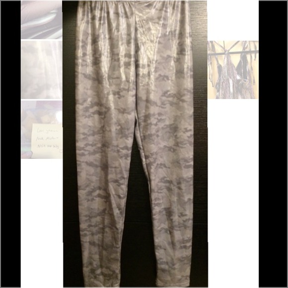 Printed wet-looking legging