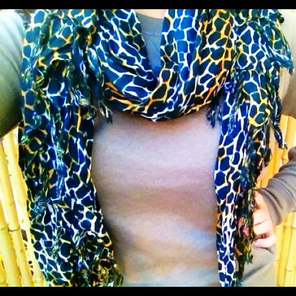 NWOT Giraffe scarf