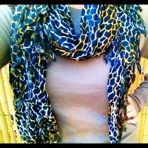 NWOT Giraffe scarf