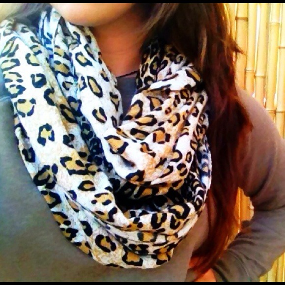 NWOT Leopard scarf