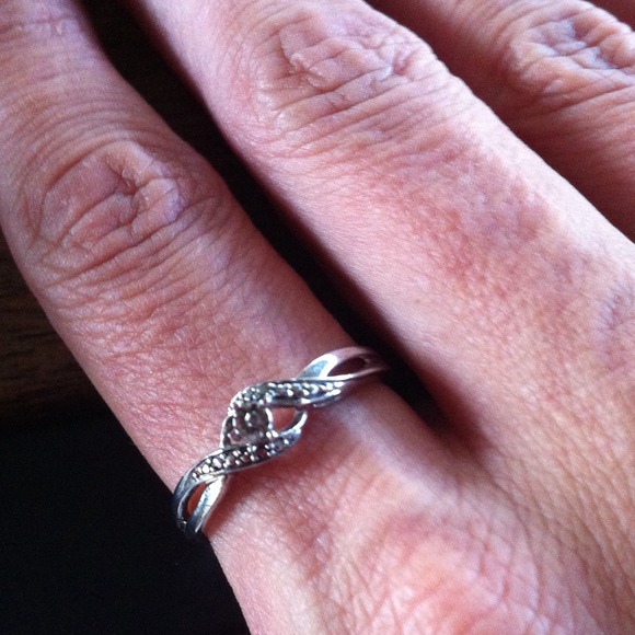 Sterling Silver diamond chip ring๐ฐ - Picture 3 of 4