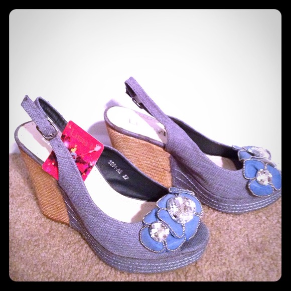 ✂️ PRICE CUT! ✂️Denim and wicker wedges