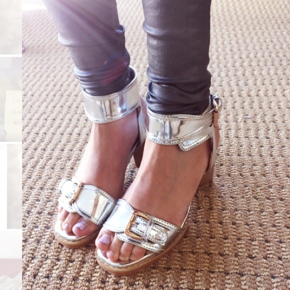 💥metallic accent sandal in silver!💥
