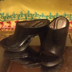 Black peep-toe mules