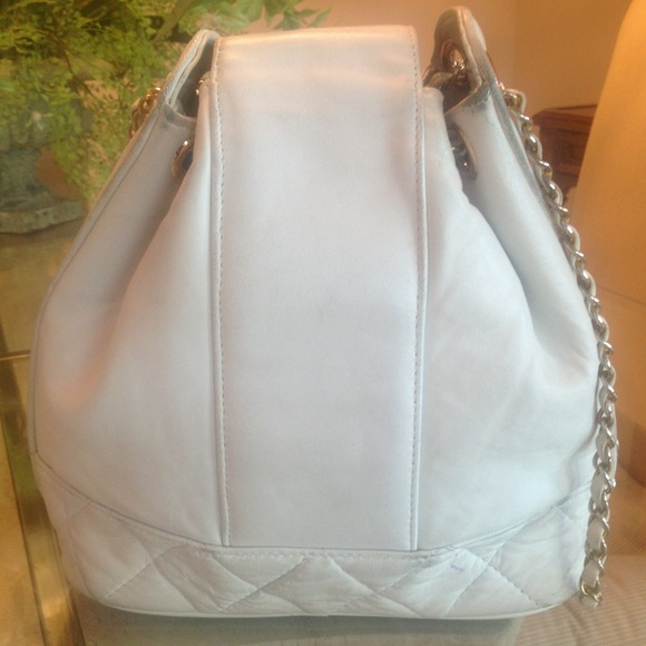 Chanel white vintage shoulder bag. - Picture 2 of 4