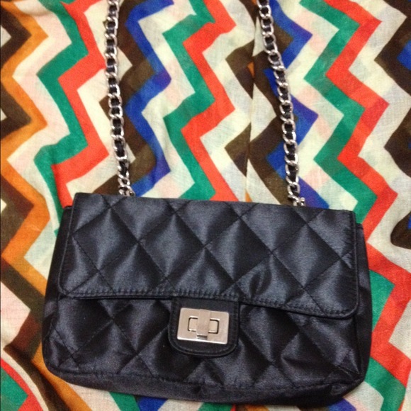 Clutch with long chain. - Picture 1 of 3