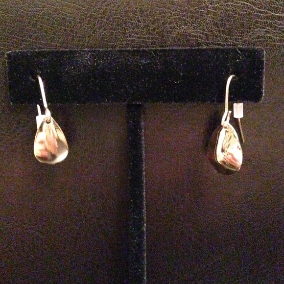 Gold tone tear drop earrings 😍