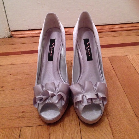 DONATED Nina Evelixa royal silver peep toes SZ 7.5 - Picture 2 of 3