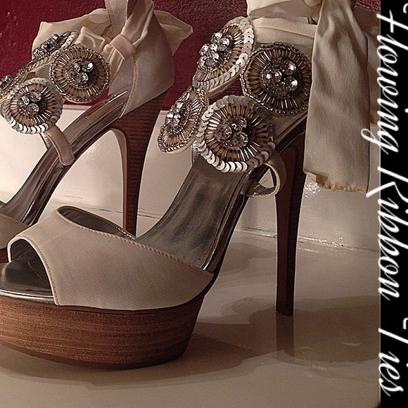 Beautiful white fabric-covered heels - Picture 3 of 4