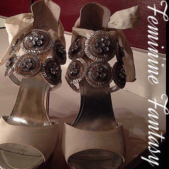 Beautiful white fabric-covered heels - Picture 4 of 4