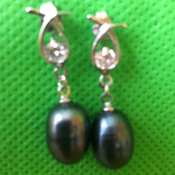 *GIVEN as a GIFT in bundle *Drop earrings