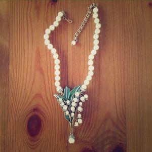 18" Heidi Daus White Pearl and Swarovski necklace