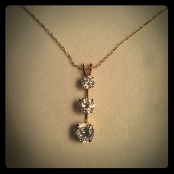 ✨Reduced!✨14 K gold 18" chain w three CZ's