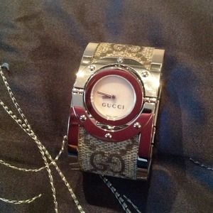 Gucci Twirl Bangle Watch