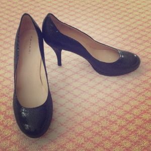 Tahari Colette Reptile Pump - Black