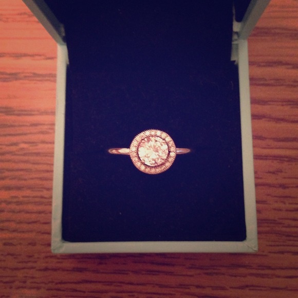 Beautiful zs  ring. Very sparkly!