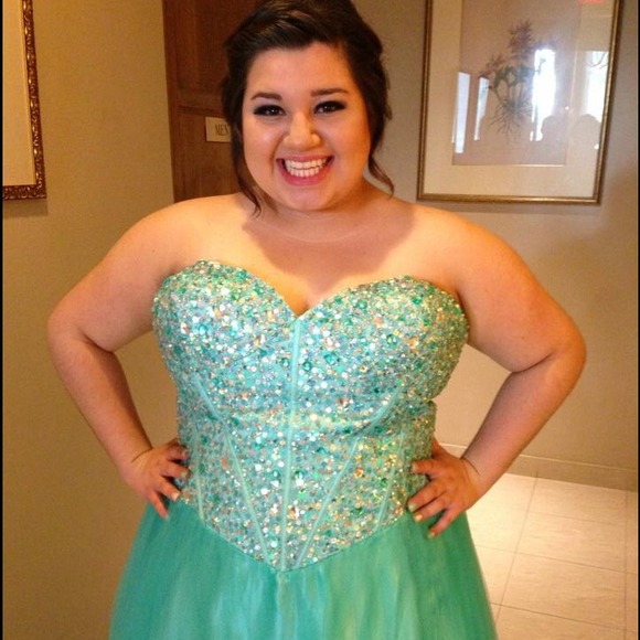 Plus size evening dress - Picture 2 of 3