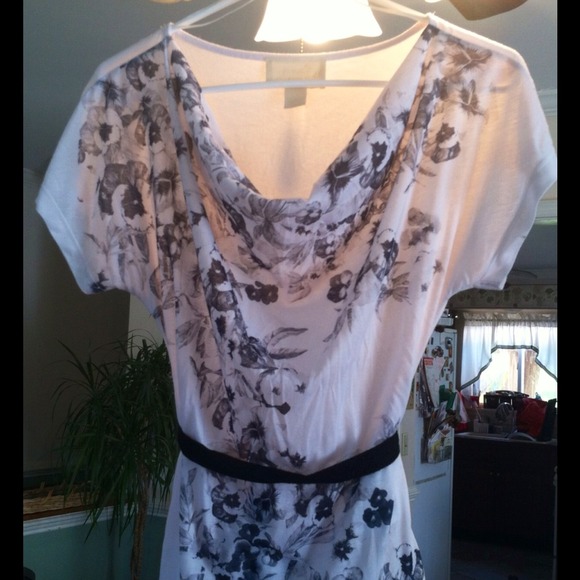 White/black flower print dress top