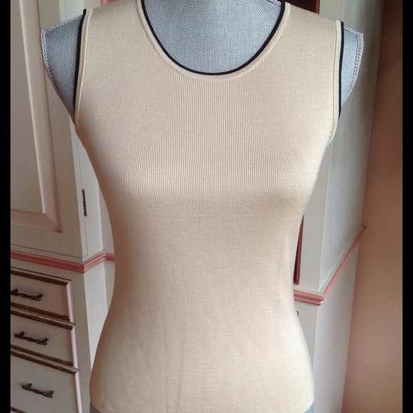 Ann Taylor top.%100 silk