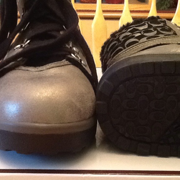 🎉 HOST PICK 🎉  SLVR/BLK BOOT W/ LINING - Picture 3 of 4