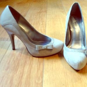Cute grey suede (faux) and patent leather pumps