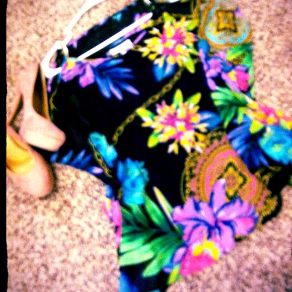 💛OVER 20% discount💛J.Lo vibrant floral top - Picture 4 of 4