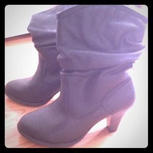 Black  Boots &Hollister pants hold for @candais