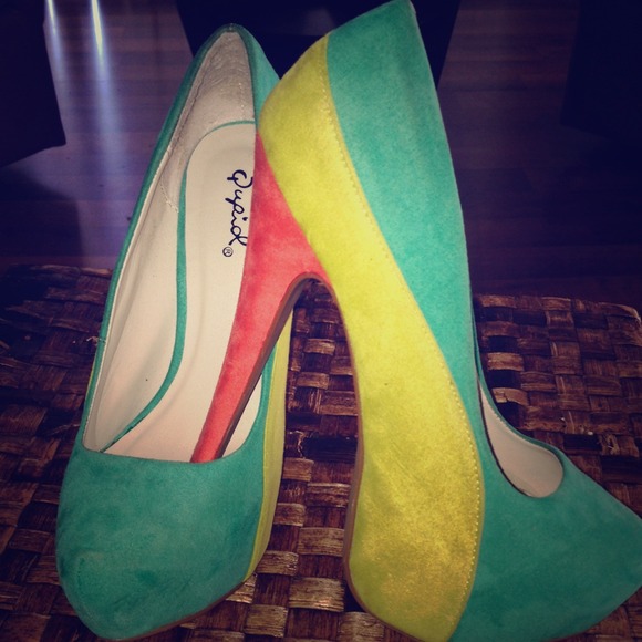 ✨✨Gently Worn Suede Pumps✨✨