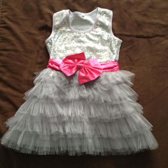Super cute Little Girls sequin dress!
