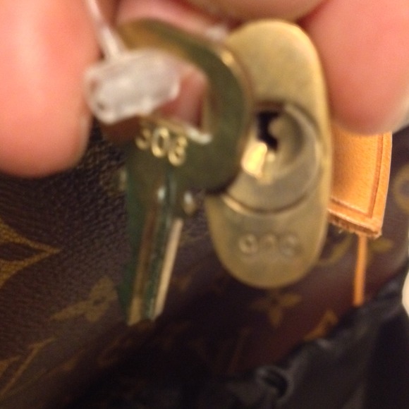 🔵Sold locally🔵💯Authentic LV lock and 2 keys