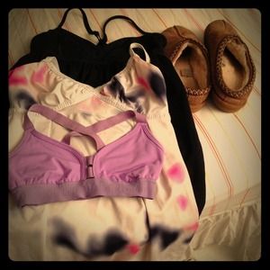 2 lulu tanks, 1 lulu sports bra & ugg slippers
