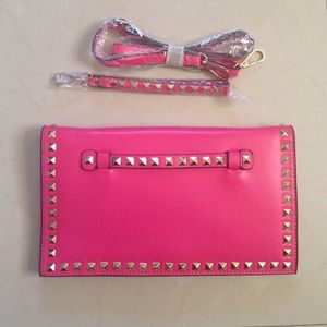 💗pink studded clutch💗