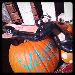 REDUCED: Black round toe sling back heel